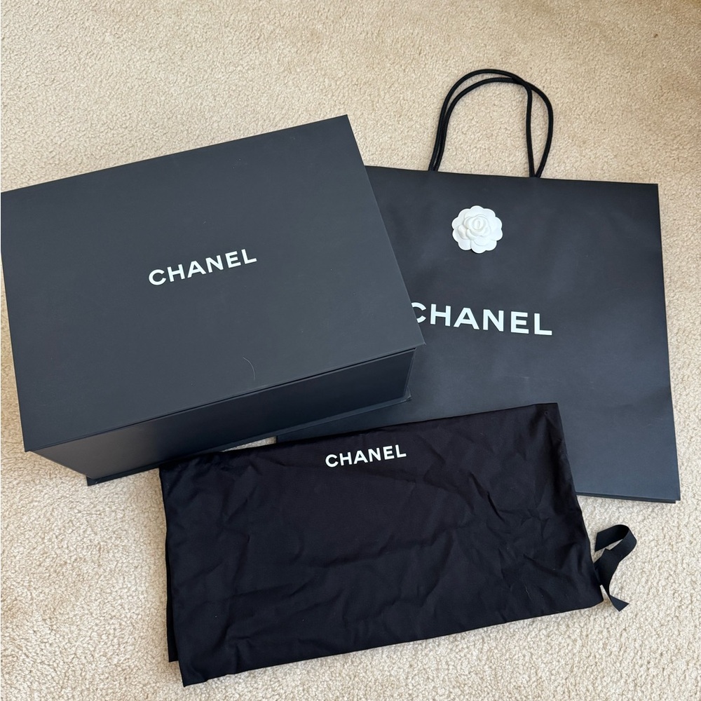 CHANEL Black and White Accessory Packaging - Picture 2 of 11